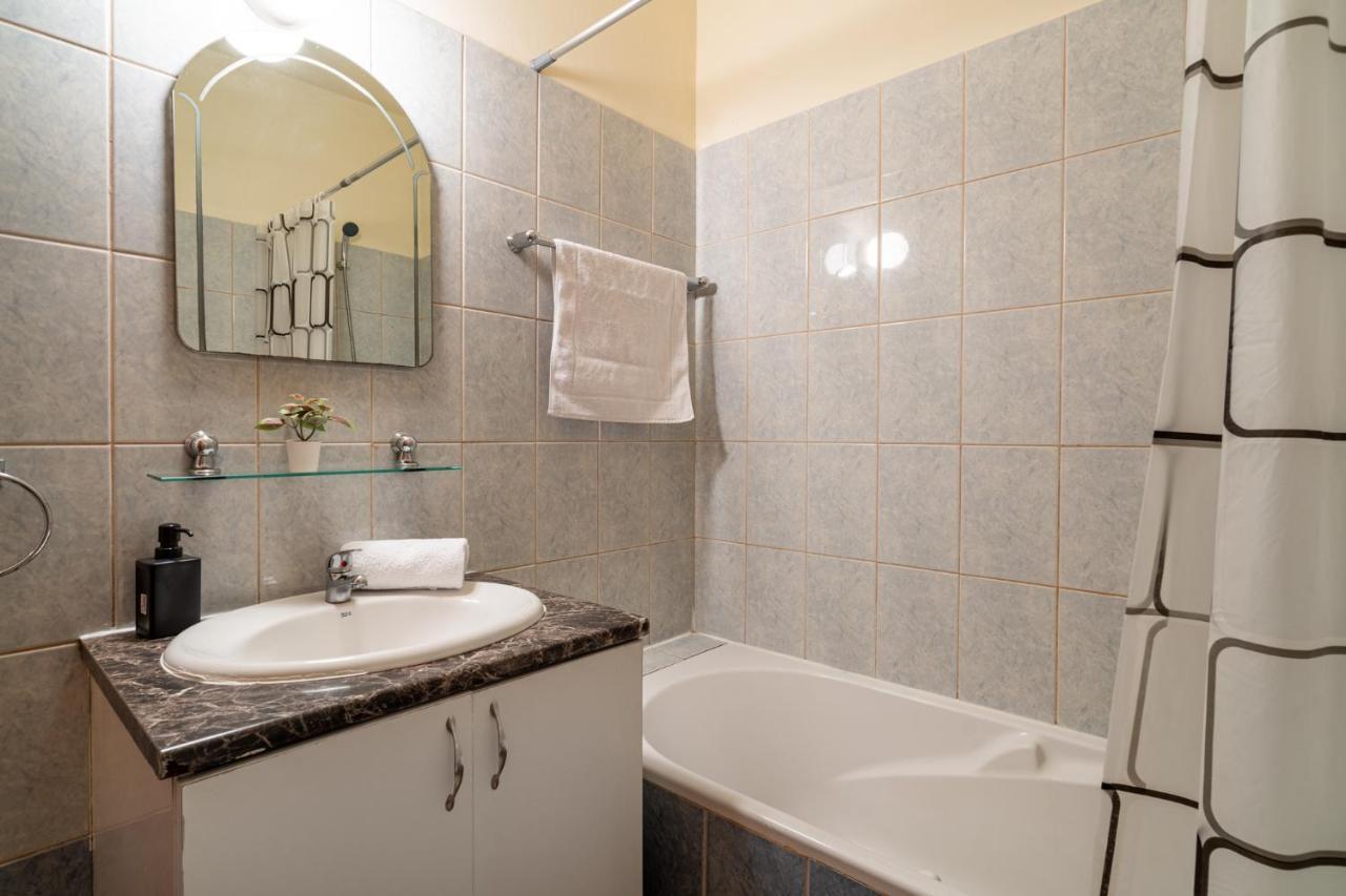 Celine'S 2 Bedrooms Apartment In Larnaca Center Luaran gambar